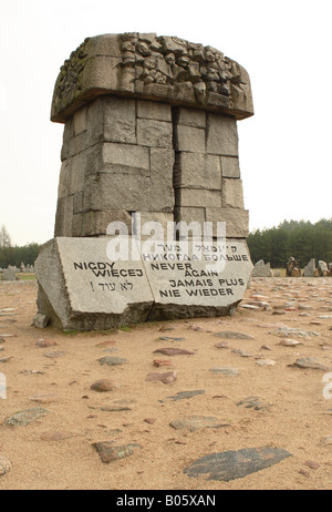 Treblinka Pologne pierre commémorative à l'holocauste nazi d'extermination camp de concentration, la mort avec l'inscription plus jamais Banque D'Images