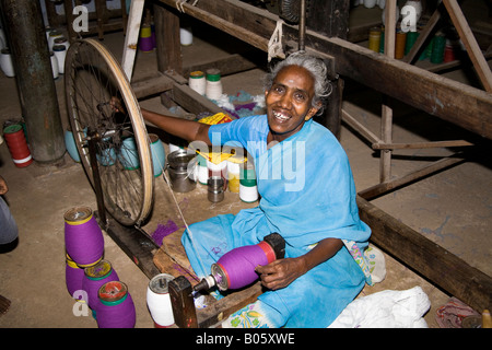 Femme travaillant au rouet type Gandhi dans une usine de tissage, Madurai, Tamil Nadu, Inde Banque D'Images