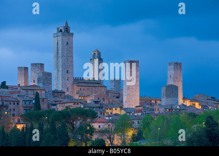 Les toits de la ville de San Gimingnano au crépuscule, UNESCO World Heritage Site, Province de Sienne, Toscane, Italie, Europe. Banque D'Images