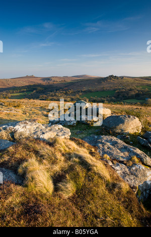 Affleurements de granite dans le parc national du Dartmoor à l'ensemble de Hound Tor Tor et de foin à l'horizon, Devon, Angleterre Banque D'Images