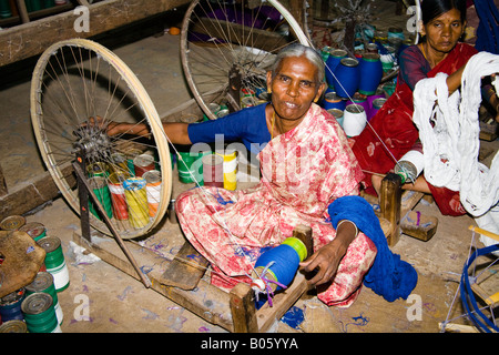 Femme travaillant au rouet type Gandhi dans une usine de tissage, Madurai, Tamil Nadu, Inde Banque D'Images