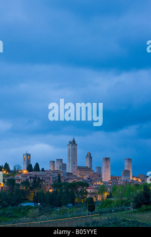 Les toits de la ville de San Gimingnano au crépuscule, UNESCO World Heritage Site, Province de Sienne, Toscane, Italie, Europe. Banque D'Images