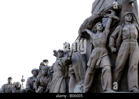 Héros de la révolution communiste montrant monument devant le mausolée de Mao sur la Place Tiananmen, à Beijing, Chine. Banque D'Images