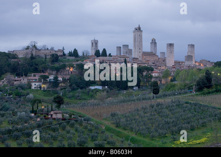 Les toits de la ville de San Gimingnano au crépuscule, UNESCO World Heritage Site, Province de Sienne, Toscane, Italie, Europe. Banque D'Images