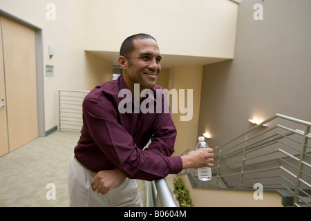 Black businessman prend une pause loin du bureau de prendre une bouteille d'eau Banque D'Images