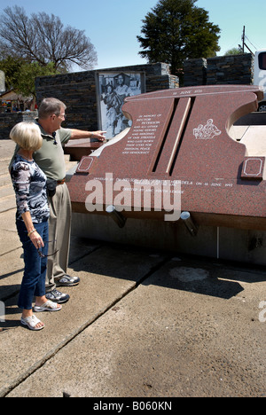 Afrique du Sud, Gauteng, Afrique du Sud, Johannesburg, Soweto, township, touristes américains voir Hector Pietersen Monument et musée (MR) Banque D'Images