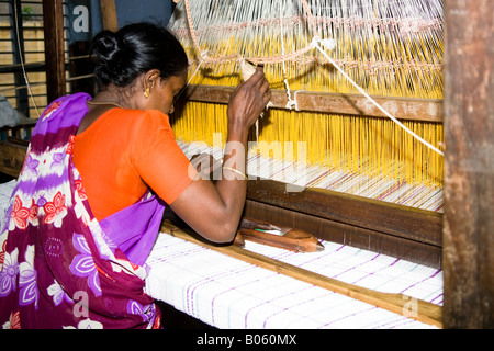 Femme travaillant dans un métier à tisser dans une usine de tissage, Madurai, Tamil Nadu, Inde Banque D'Images