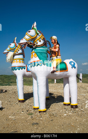 Statue religieuse colorés dans un sanctuaire hindou, Tamil Nadu, Inde Banque D'Images