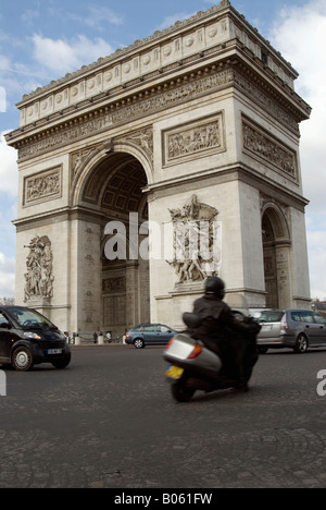 Le trafic tournant autour de l'arc de triomphe à Paris, France. Banque D'Images