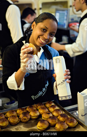 Emballage des pâtisseries au café dame Pasteis de Belem à Lisbonne Portugal Banque D'Images