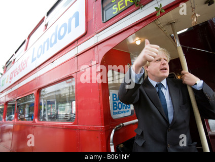 Boris Johnson monte à bord son routemaster bus sur la campagne pour être élu maire de Londres Banque D'Images