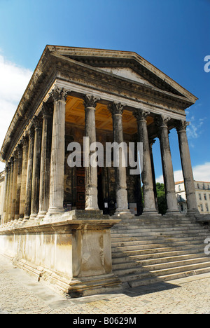 Temple romain Maison carrée dans la ville de Nîmes dans le sud de la France Banque D'Images