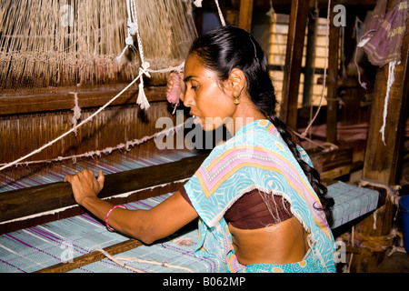 Femme travaillant dans un métier à tisser dans une usine de tissage, Madurai, Tamil Nadu, Inde Banque D'Images