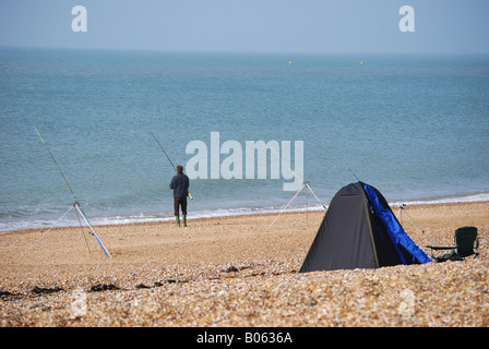 La pêche au large de la plage, The Queens Hotel, Hayling Island, Hampshire, Angleterre, Royaume-Uni Banque D'Images