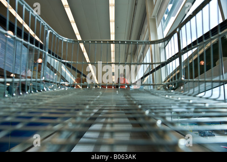 Vue depuis l'intérieur d'un chariot de supermarché Banque D'Images