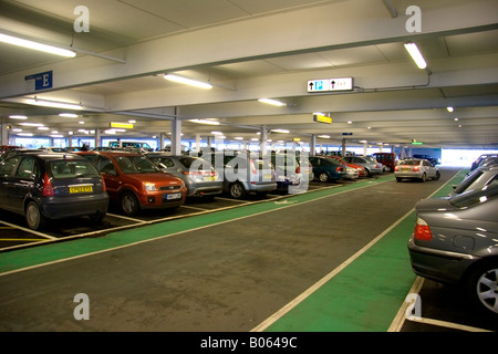 Voir des voitures garées à plusieurs étages de l'aéroport régional de Southampton Banque D'Images