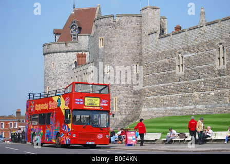 Bus de tourisme à côté du château de Windsor, High Street, Windsor, Berkshire, Angleterre, Royaume-Uni Banque D'Images