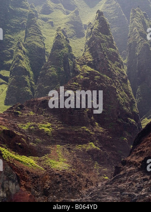 Formé à l'érosion et de pinacles de lave le cœur d'un ancien volcan, érode lentement loin sur la côte de Na Pali sur Kaua'i Banque D'Images