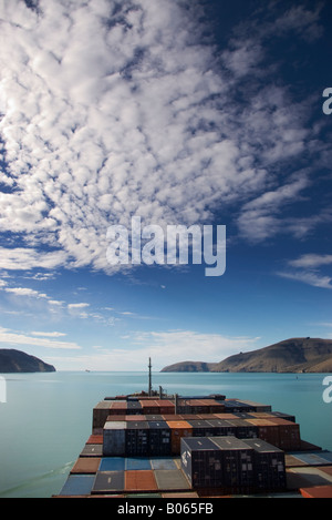 La vue depuis le pont d'un navire porte-conteneurs comme il se dirige vers la mer de Lyttelton, Nouvelle-Zélande Banque D'Images