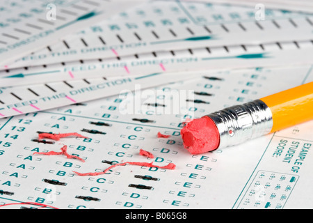 Une bulle quiz ou test sur un bureau à l'école élèves Banque D'Images