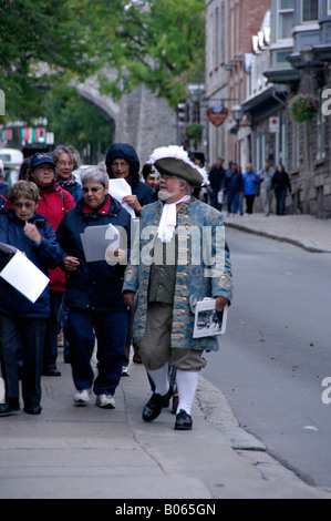 Canada, Québec, Québec. Le vieux Québec, guide en costume d'menant tour à pied. Banque D'Images