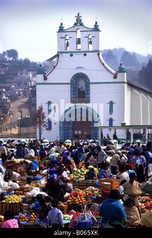 La PLACE DU MARCHÉ EN FACE DE L'ÉGLISE DE SAN JUAN CHAMULA CHIAPAS MEXIQUE Banque D'Images