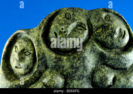 Le Canada, les Premières Nations l'art canadien Inuit sculptures en pierre typique de l'artiste de la famille Jonasie Quarqortoq Faber. Banque D'Images