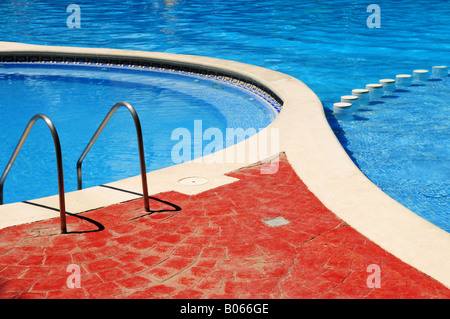 Détail d'une piscine extérieure au tropical resort Banque D'Images