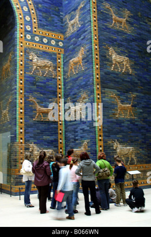 Les visiteurs d'admirer les animaux en céramique sur la reconstruction de la porte d'Ishtar (Babylone) en musée de Pergame, Berlin, Allemagne Banque D'Images