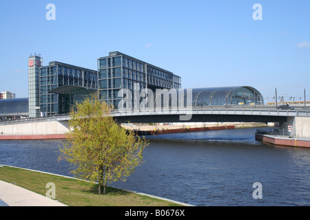 En vous promenant le long de la rivière Spree moderne en face de la nouvelle gare centrale Hauptbahnhof, Berlin, Allemagne Banque D'Images