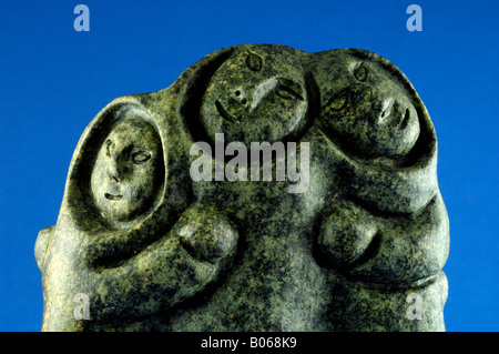 Le Canada, les Premières Nations l'art canadien Inuit sculptures en pierre typique de l'artiste de la famille Jonasie Quarqortoq Faber. Banque D'Images