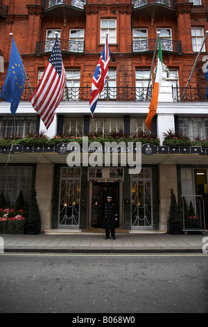 Vue avant de l'hôtel Claridges London, England Banque D'Images