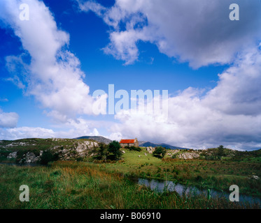 Cabane avec toit en tôle ondulée situé dans la campagne de l'ouest de l'Irlande Banque D'Images