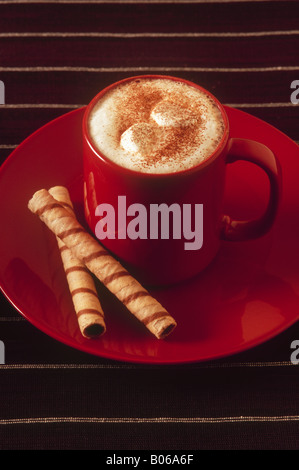Verre de chocolat chaud avec des guimauves et des biscuits Banque D'Images