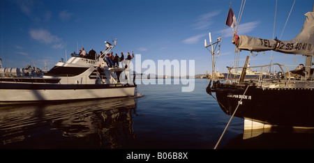 Bateaux dans port de Reykjavik en soirée d'été Banque D'Images