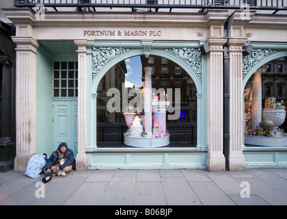 Un sans-abri m'amène à l'extérieur de Fortnum et maçons department store Piccadilly Londres UK Banque D'Images