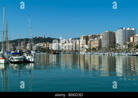 Front de mer de Palma avec Castell Bellver sur une colline, Majorque, îles Baléares, espagne Banque D'Images