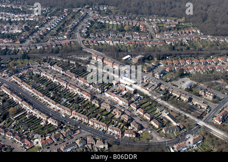 Vue aérienne au nord-ouest de Roding Valley gare maisons de banlieue à Redbridge London IG9 England UK oblique de haut niveau Banque D'Images