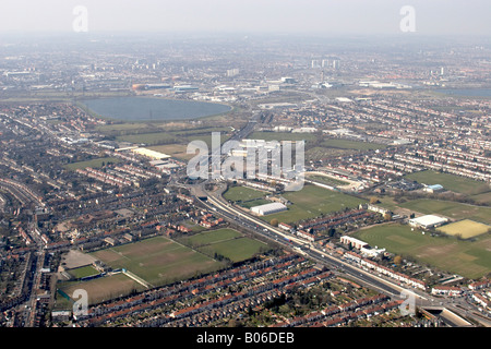 Vue aérienne au nord-ouest de Crooked Billet A406 Réservoir Banbury Walthamstow Greyhound race track maisons de banlieue Enfield Waltham Banque D'Images