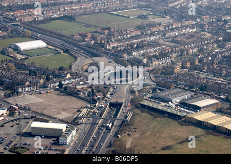 Vue aérienne au sud-est de Crooked Billet North Circular Road A406 Leyton London E4 E17 England UK oblique de haut niveau Banque D'Images