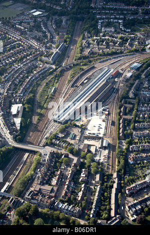 Vue aérienne nord-ouest de l'Alexandra Palace Railway Station Depot et d'habitat pavillonnaire Wood Green London N22 England UK Banque D'Images