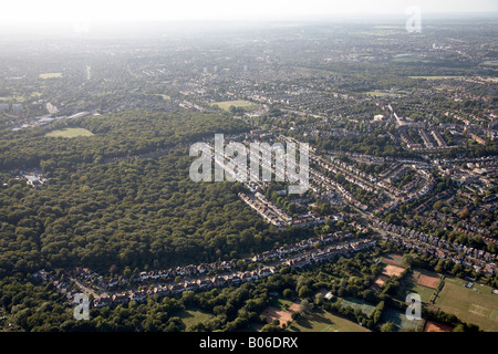 Vue aérienne au nord-ouest de Highgate Wood Bois maisons de banlieue de la Reine et de tennis London N6 N10 England UK Banque D'Images