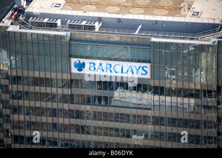 Vue aérienne au sud de l'un Churchill Place Barclays Bank Tower Canary Wharf Londres E14 England UK Banque D'Images