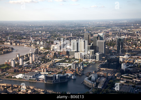 Vue aérienne au nord de Canary Wharf et Millwall Dock externe London E14 England UK Banque D'Images