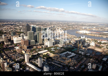 Vue aérienne au nord-est de Canary Wharf Millennium Dome Tamise Newham Londres E14 E10 E16 England UK Banque D'Images