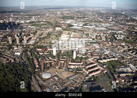 Vue aérienne nord-est de l'habitat pavillonnaire tour de blocs de lignes de chemin de fer DLR Triangle Bow Centre d'affaires Limehouse Cut Bromley Lon Banque D'Images