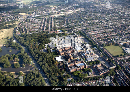Vue aérienne au sud-est du lac Étang creux Whipps Cross Hospital London South Bank University banlieue Leytonsto Banque D'Images