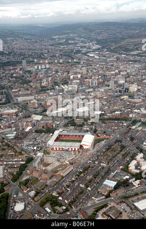 Vue aérienne au nord-ouest de Bramall Lane Stadium Sheffield United Football Club et le rond-point et le centre-ville de Sheffield S2 S1 Sou Banque D'Images