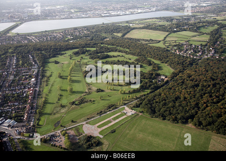 Vue aérienne au nord-ouest de King George s'Epping Forest et Royal Réservoir Golf Public de Chingford Londres en maisons de banlieue Banque D'Images