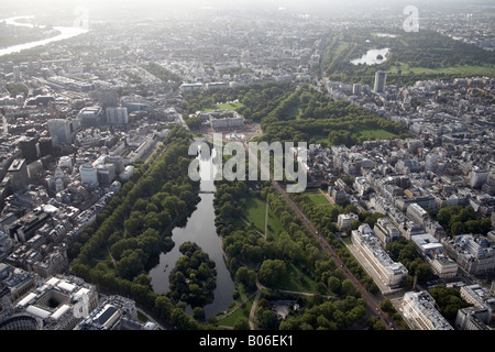 Vue aérienne au sud-ouest de St James s Green Hyde Park Le centre commercial du centre-ville de Buckingham Palace Londres Mayfair Westminster bâtiments Banque D'Images